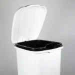 Vue intérieure de la poubelle blanche à pédale 6 L avec bac intérieur noir amovible.