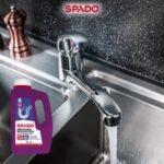 Visuel SPADO montrant un évier avec robinet ouvert et le flacon violet de déboucheur bouchon total