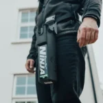 Carquois UNGER ErgoTec Ninja fixé à la ceinture d’un professionnel du nettoyage de vitre