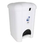 Poubelle compacte blanche 6 litres avec ouverture à pédale noire, vue de face.