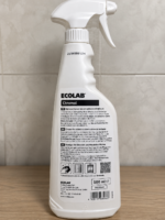 Vue arrière du nettoyant et protecteur inox Ecolab Chromol 500 ml avec pulvérisateur et étiquette d’utilisation.