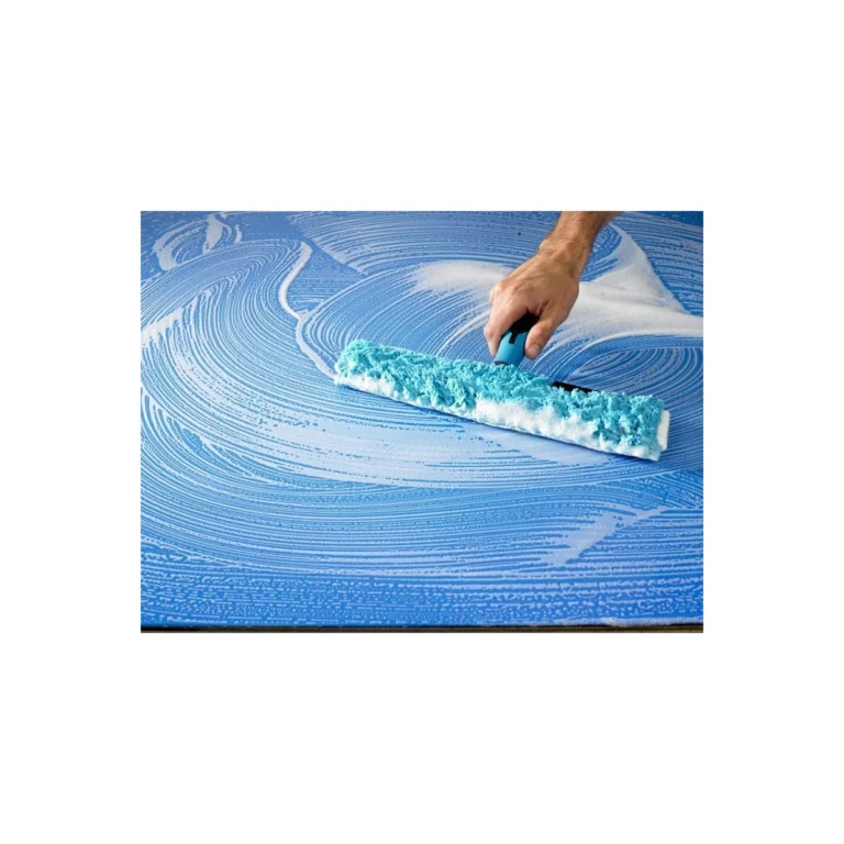Mouilleur Moerman en microfibre utilisé pour laver une vitre avec de l’eau savonneuse