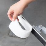 Pad abrasif blanc Unger OPS20 fixé sur un porte-pad compatible