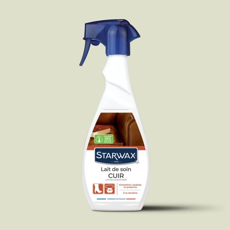Flacon spray Starwax Lait de soin cuir 500 ml sur fond clair, pour l’entretien et la protection des cuirs.