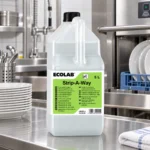 Strip-A-Way Ecolab 5L utilisé pour le détartrage d’un lave-vaisselle en cuisine professionnelle