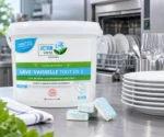 Tablette lave vaisselle Ecocert X160 avec seau de 160 tablettes devant un lave-vaisselle professionnel