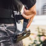 Vue de profil de l’étui porte-grattoir Unger ErgoTec Ninja compatible avec les grattoirs de 15 cm