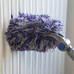 radiateur Plumeau microfibre bleu et gris pour dépoussiérer facilement les radiateurs et surfaces difficiles d’accès