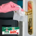 Mise en situation des lingettes St Marc Anti-Bactériennes pour nettoyer, désinfecter et assainir les surfaces du quotidien.