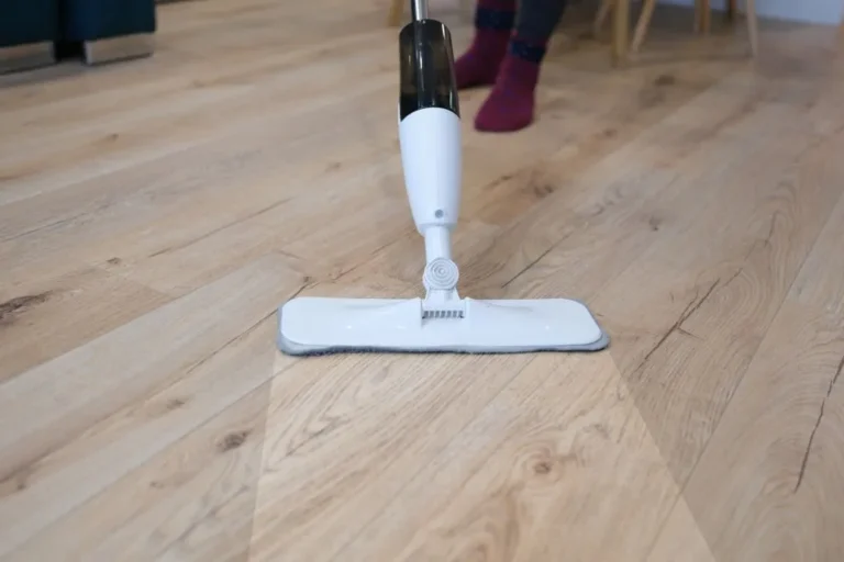 Utilisée avec un support de lavage à plat, la frange permet de nettoyer rapidement de grandes surfaces et convient parfaitement à l’entretien régulier des sols durs