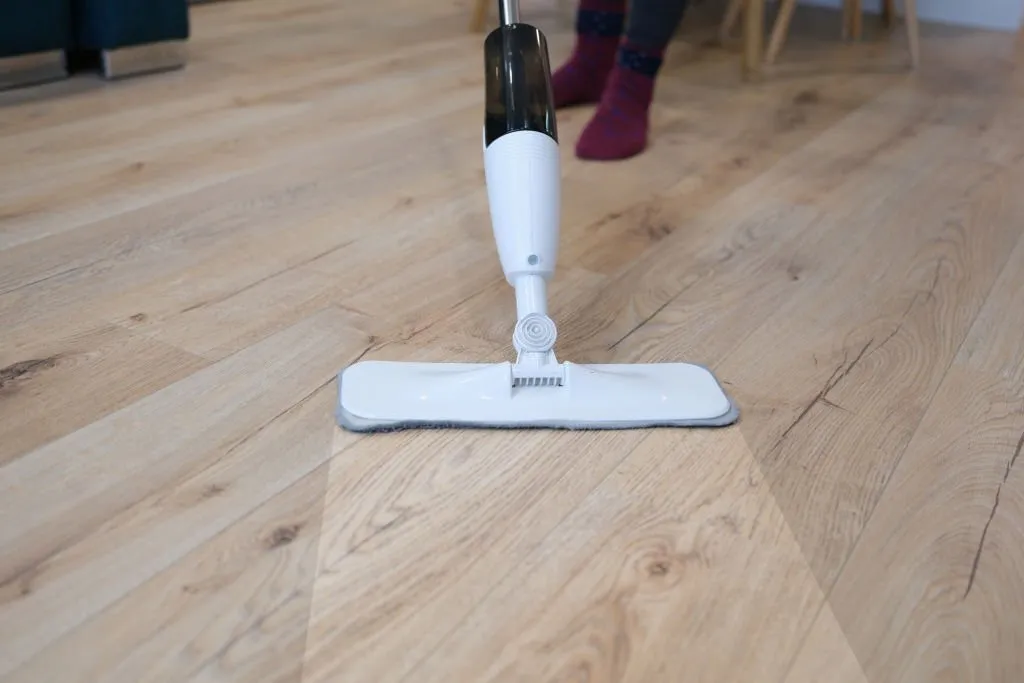 Utilisée avec un support de lavage à plat, la frange permet de nettoyer rapidement de grandes surfaces et convient parfaitement à l’entretien régulier des sols durs
