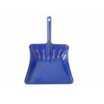Vue de profil de la pelle métallique bleue avec manche intégré, conçue pour le ramassage des déchets et salissures.