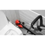 Brosse électrique SCRUBBY CAS utilisée à la main pour nettoyer efficacement les joints et les surfaces carrelées de salle de bain.