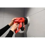 Brosse électrique SCRUBBY CAS avec manche télescopique pour nettoyer les joints et le carrelage derrière les toilettes.