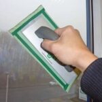 Utilisation du porte-pad UNGER avec pad microfibre pour nettoyer efficacement les vitres, baies vitrées et autres surfaces lisses.