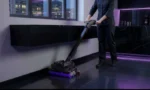 Autolaveuse compacte UltraX Ultra 45 en situation de nettoyage. Sa conception légère et maniable facilite le travail quotidien sur les sols professionnels.