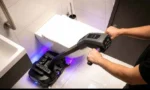 Grâce à son timon OmniFlex inclinable jusqu’à 90°, l’Ultra 45 permet d’accéder facilement sous le mobilier et dans les zones difficiles d’accès