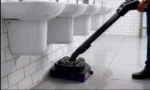 L’Ultra 45 combine une largeur de travail de 430 mm, deux brosses cylindriques et une excellente maniabilité pour nettoyer efficacement les espaces intérieurs.